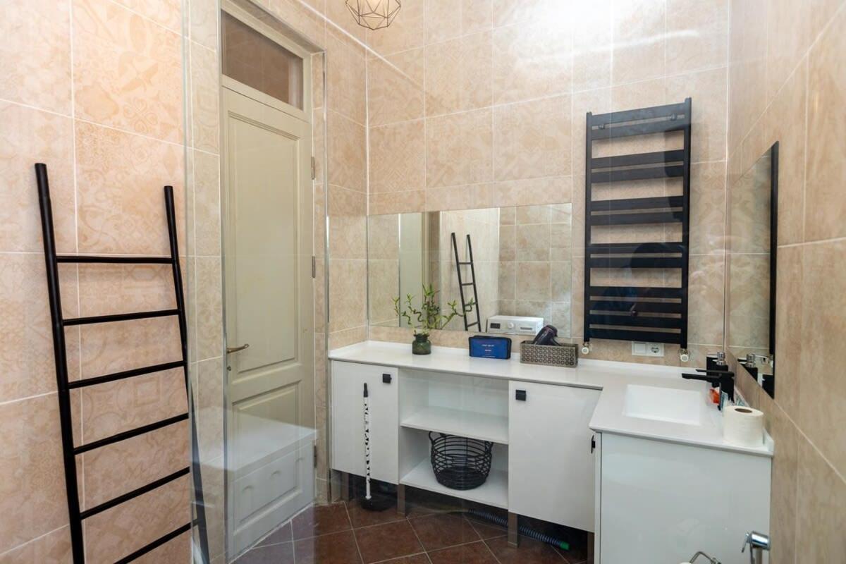 Stylish 2Br Apt In The Heart Of Old Tbiliszi Kültér fotó